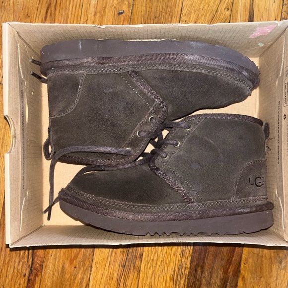 UGG, little kids size 13, Neumel II Boots in Cocoa - Picture 4 of 8